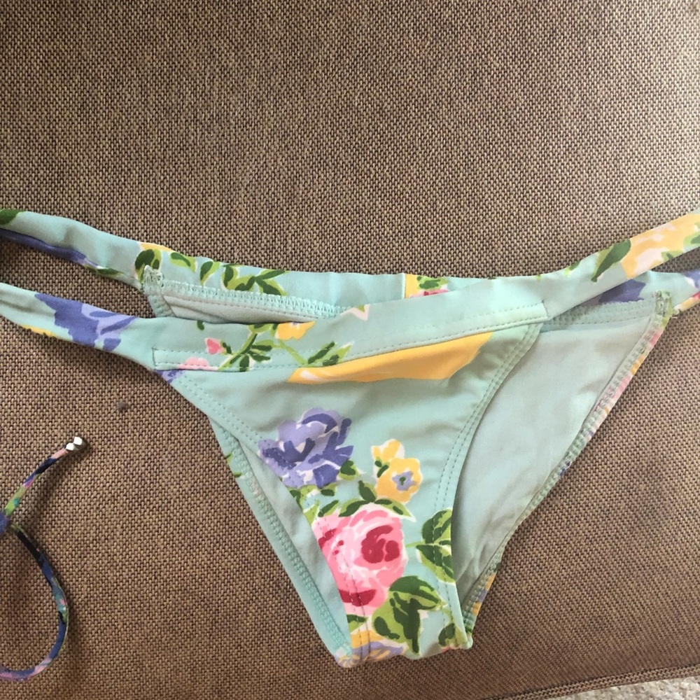 Not for sale, iso the top to this bikini